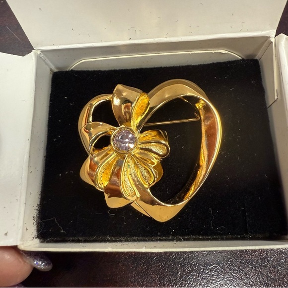 Avon Goldtone Heart Flower Pin with Openwork Design June birthstone NIB - Picture 4 of 6
